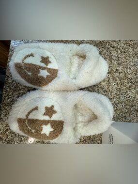 Cozy Sherpa Star Slippers in Cream and Brown